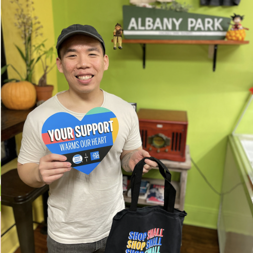 Somethin' Sweet Donuts was the first business in Albany Park to sign up to compost with WasteNot!
Somethin' Sweet era lo primer negocio en Albany Park que se alistó a compostear con WasteNot.